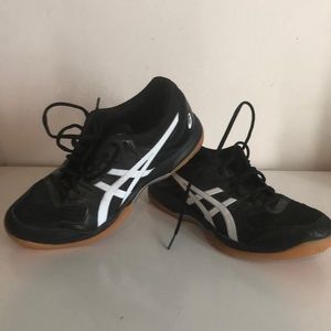 Never worn ASICS volleyball shoes
